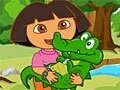 Даша заботится о молодом крокодиле
